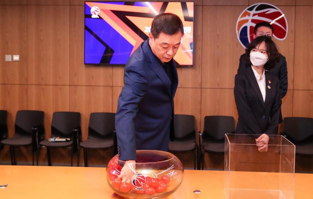感到心烦意乱时总是下意识地将悬垂着的钟摆拉正使他决心妥善解决困难一切恢复应有平衡的潜意识外化。